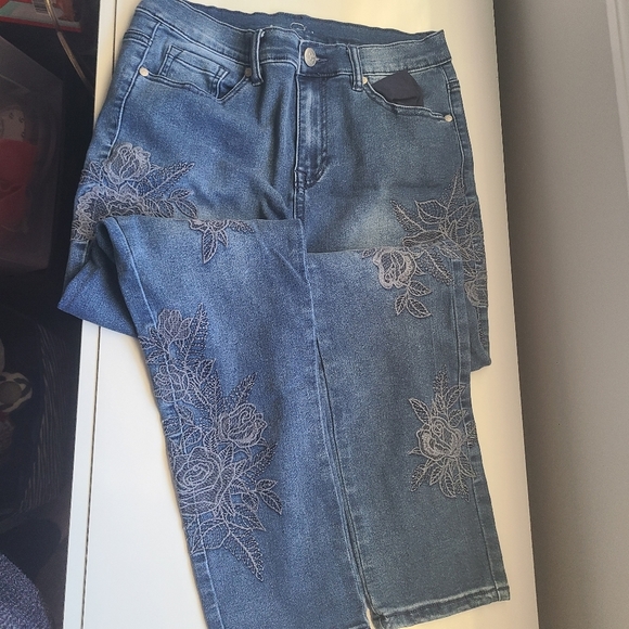DG2 by Diane Gilman Denim - DG2 by Diane Gilman jeans with flower embroidery size 8